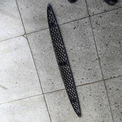 988025 GRILLE-LOWER-TK BLACK,SP THERMO KING T-600M, T-800M, T-1000M, T-680Pro, T-880Pro, T-1080Pro의 아래 표면